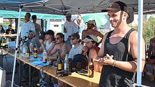 Alles genau im Blick f&uuml;r die Punktevergabe: Die Riege der Kampfrichter beim Skate Contest mit dem Moderator und (im Vordergrund) dem Gemeindejugendpfleger Florian Koller.