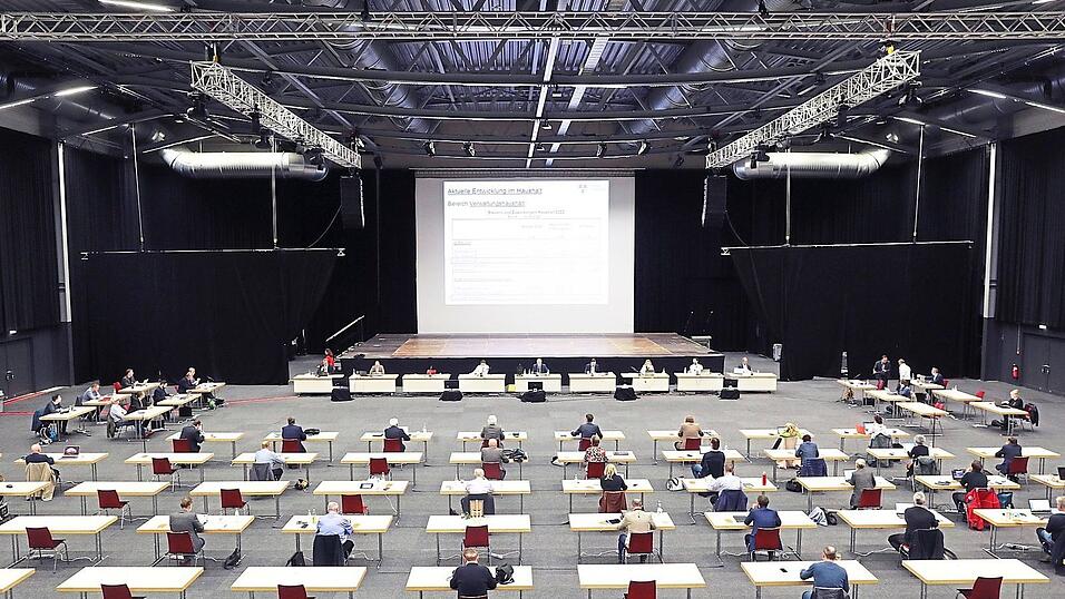 Manche Stadtr&auml;te sind nicht ungl&uuml;cklich dar&uuml;ber, dass die Sitzungen immer noch in der Sparkassen-Arena stattfinden. Dadurch k&ouml;nnten die Abstandsregelungen einfacher umgesetzt, das Infektionsrisiko deutlich reduziert werden. Andere kritisieren hingegen die unpers&ouml;nliche Atmosph&auml;re in der riesigen Halle.