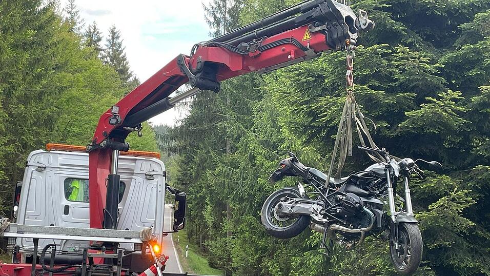 Beide Fahrzeuge seien laut Polizei durch Abschleppunternehmen geborgen worden.