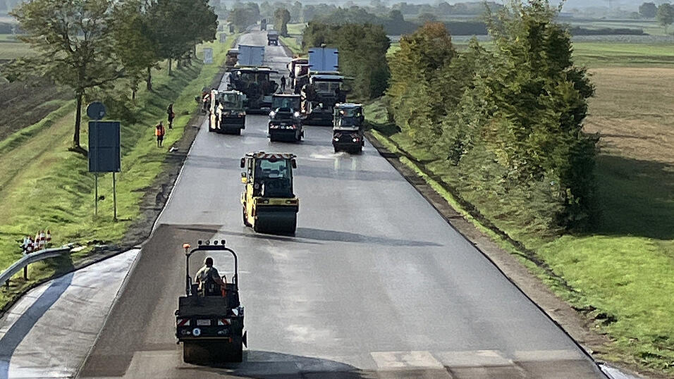 Die Bundesstraße 20 wird zwischen der Anschlussstelle Pilsting/Ganacker der Autobahn und der Landkreisgrenze Straubing-Bogen saniert. Die Bundesstraße 20 wird zwischen der Anschlussstelle Pilsting/Ganacker der Autobahn und der Landkreisgrenze Straubing-Bogen saniert.