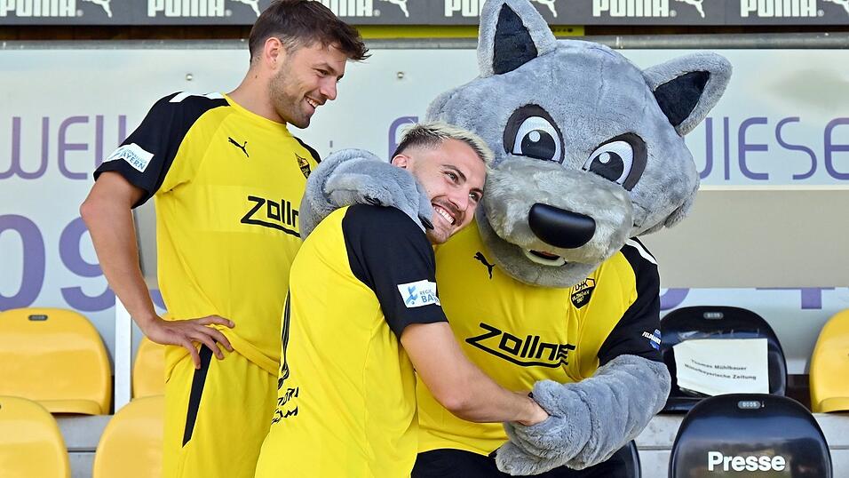Maskottchen Vilzi mit den beiden DJK-Kickern Paul Grauschopf und Tobi Hoch (von links).