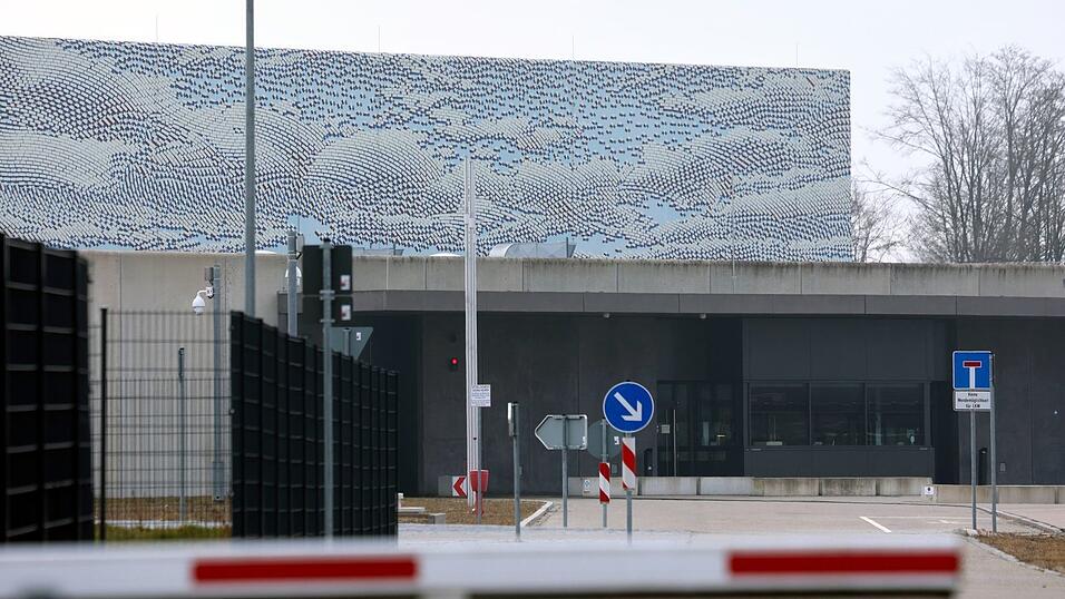 Der Eingangsbereich der Justizvollzugsanstalt (JVA) in Gablingen bei Augsburg. Die bundesweite Anti-Folter-Kommission hat nun einen neuen, umfassenden Bericht über das umstrittene Gefängnis vorgelegt. (Archivbild)