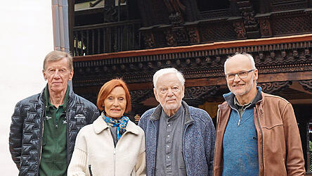 Heribert Wirth (Zweiter von rechts) und Margit Wirth freuten sich, dass die Oldtimerfreunde von Professor Dr. Alois Fürst (rechts) und Rallye-Legende Walter Röhrl den Nepal Himalaya Park besuchten.