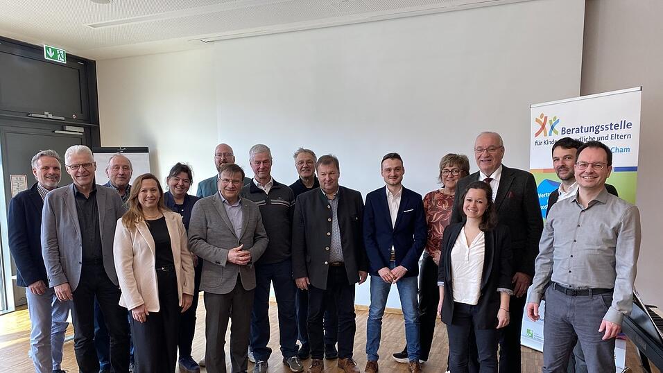 Martin Kriekhaus (Achter von links) gemeinsam mit Nachfolger Philipp Santl (Sechster von rechts), KJF-Direktor Michael Eibl (Sechster von links), Landrat Franz L&ouml;ffler (Vierter von rechts) und&nbsp;dem zweiten B&uuml;rgermeister von Cham Walter Dendorfer (Siebter von rechts).