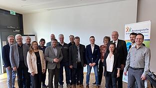 Martin Kriekhaus (Achter von links) gemeinsam mit Nachfolger Philipp Santl (Sechster von rechts), KJF-Direktor Michael Eibl (Sechster von links), Landrat Franz L&ouml;ffler (Vierter von rechts) und&nbsp;dem zweiten B&uuml;rgermeister von Cham Walter Dendorfer (Siebter von rechts).