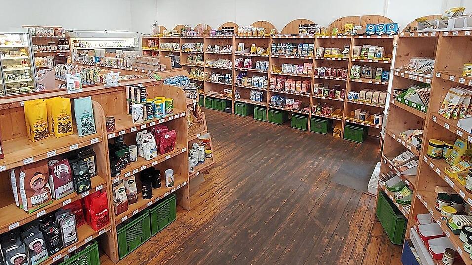 Der Bioladen bietet ein Vollsortiment, also neben frischem Obst und Gemüse auch Hygieneprodukte, Kaffee und vieles mehr. Der Bioladen bietet ein Vollsortiment, also neben frischem Obst und Gemüse auch Hygieneprodukte, Kaffee und vieles mehr.