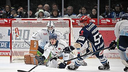 Nichts zu holen gibt es für die Straubing Tigers um Goalie Florian Bugl und Verteidiger Adrian Klein am Freitagabend in Schwenningen. Das 1:4 bedeutet die erste Niederlage nach zuletzt vier Siegen in Serie. Nichts zu holen gibt es für die Straubing Tigers um Goalie Florian Bugl und Verteidiger Adrian Klein am Freitagabend in Schwenningen. Das 1:4 bedeutet die erste Niederlage nach zuletzt vier Siegen in Serie.