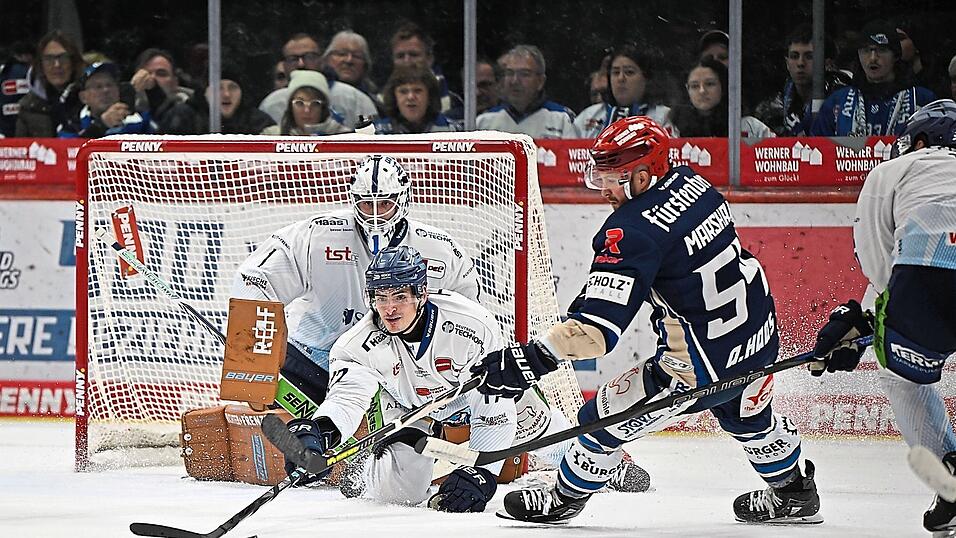 Nichts zu holen gibt es für die Straubing Tigers um Goalie Florian Bugl und Verteidiger Adrian Klein am Freitagabend in Schwenningen. Das 1:4 bedeutet die erste Niederlage nach zuletzt vier Siegen in Serie.