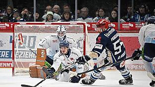 Nichts zu holen gibt es für die Straubing Tigers um Goalie Florian Bugl und Verteidiger Adrian Klein am Freitagabend in Schwenningen. Das 1:4 bedeutet die erste Niederlage nach zuletzt vier Siegen in Serie.