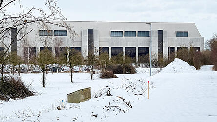 Bislang konnte der Altlastenfund auf dem ehemaligen Hitachi-Gel&auml;nde nicht abgegrenzt werden. Nun soll das gesamte Gel&auml;nde mit Bohrungen sondiert werden.