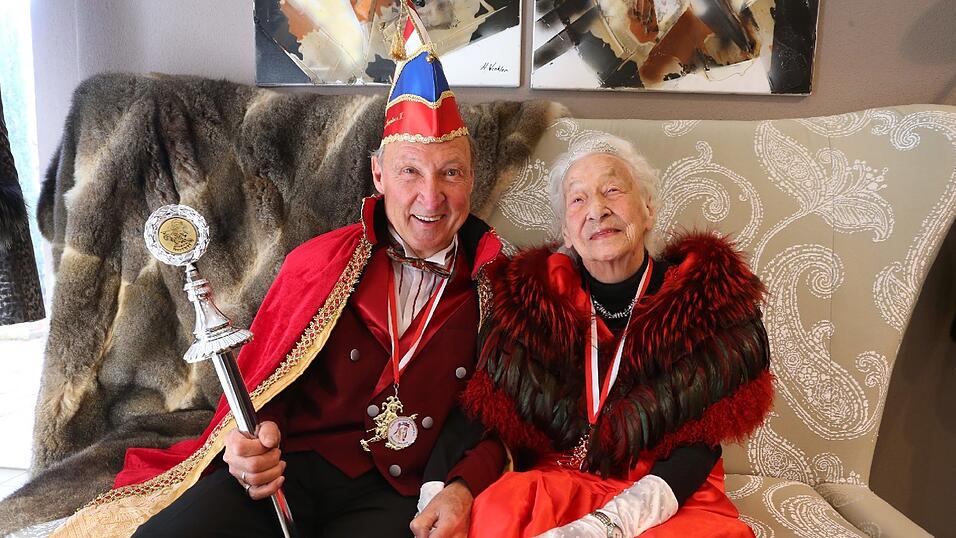 Die 100-j&auml;hrige Charlotte Geppert und ihr 71-j&auml;hriger Sohn Bruno posieren gemeinsam in Kempten als Faschings-Prinzenpaar Charlotte I. und Bruno I..