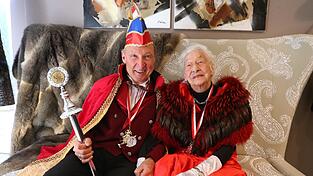 Die 100-j&auml;hrige Charlotte Geppert und ihr 71-j&auml;hriger Sohn Bruno posieren gemeinsam in Kempten als Faschings-Prinzenpaar Charlotte I. und Bruno I..