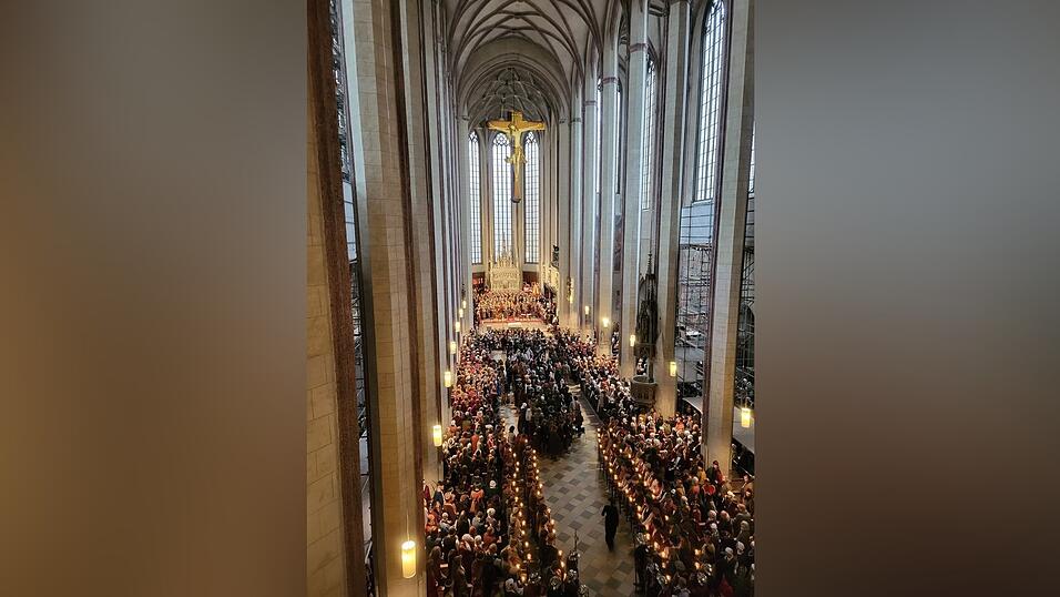 Zum Abschluss der Landshuter Hochzeit feierten Mitwirkende und Bürger in St. Martin einen Abschiedsgottesdienst. Zum Abschluss der Landshuter Hochzeit feierten Mitwirkende und Bürger in St. Martin einen Abschiedsgottesdienst.