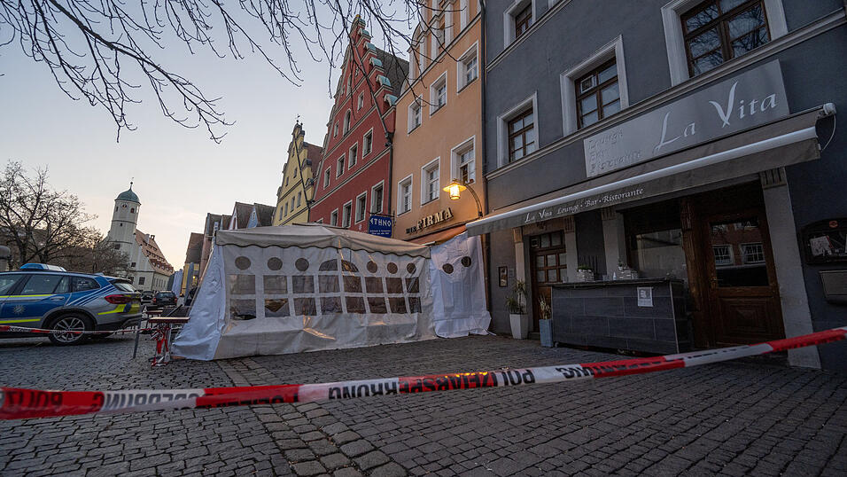 Statt Champagner waren in einer Flasche 'Moët & Chandon Ice Impérial' flüssige Drogen: Ein Mann starb deswegen Mitte Februar 2022 in einem Lokal in der Weidener Innenstadt. (Archivfoto) Statt Champagner waren in einer Flasche 'Moët & Chandon Ice Impérial' flüssige Drogen: Ein Mann starb deswegen Mitte Februar 2022 in einem Lokal in der Weidener Innenstadt. (Archivfoto)