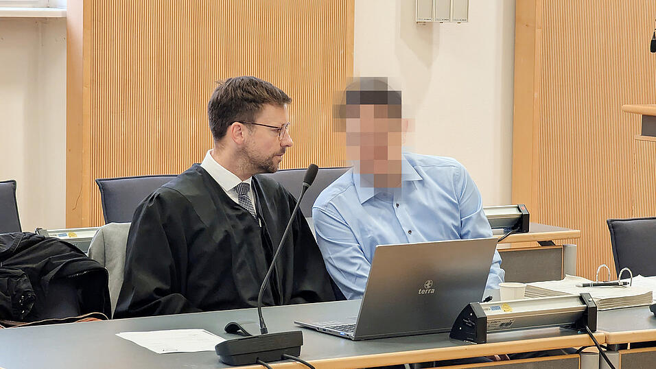 Etliche Zeugen haben den Beschuldigten (r.) um die Tatzeit herum in einem Regensburger Krankenhaus bei der Arbeit gesehen. Etliche Zeugen haben den Beschuldigten (r.) um die Tatzeit herum in einem Regensburger Krankenhaus bei der Arbeit gesehen.