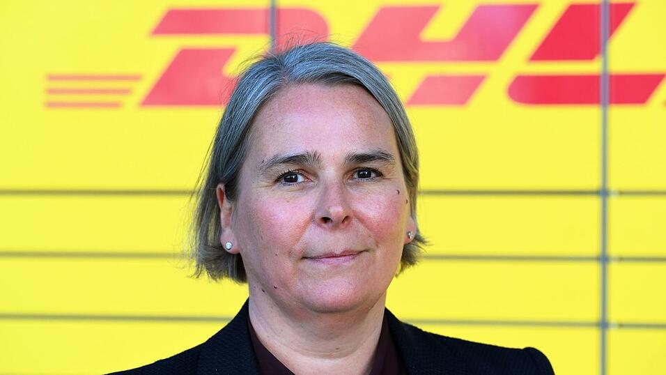 DHL-Vorstandsmitglied Nicola Hagleitner möchte schwere Pakete nur noch von zwei Leuten zustellen lassen. (Archivbild) DHL-Vorstandsmitglied Nicola Hagleitner möchte schwere Pakete nur noch von zwei Leuten zustellen lassen. (Archivbild)