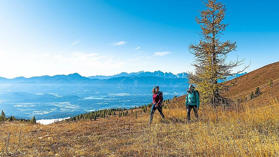 Vom Gipfel der Gerlitzen bietet sich eine tolle Sicht auf die Seen um Villach und die umliegenden Bergketten.