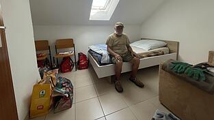 Seit Montag wohnt Albert Billert in der Notunterkunft der Stadt. Auf Stühlen lagert er Besteck und Lebensmittel. Eine Küche gibt es nicht.