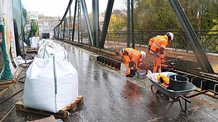 Die Arbeiten auf der Landauer Isarbrücke laufen. Doch wie lange wird die Riesenbaustelle dauern? Stadtrat und Stadtspitze fühlen sich vom zuständigen Staatlichen Bauamt zu schlecht informiert. Die Arbeiten auf der Landauer Isarbrücke laufen. Doch wie lange wird die Riesenbaustelle dauern? Stadtrat und Stadtspitze fühlen sich vom zuständigen Staatlichen Bauamt zu schlecht informiert.