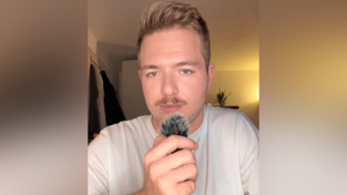 Robert Karo in seinem gewohnten Setting. Beinahe t&auml;glich ver&ouml;ffentlicht der M&uuml;nchner ein Video im Internet, in dem er &uuml;ber aktuelle politische oder gesellschaftliche Themen spricht