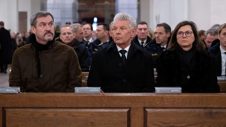 Markus Söder (CSU), Ministerpräsident von Bayern, Dieter Reiter (SPD), Oberbürgermeister von München, und Ilse Aigner (CSU), Präsidentin des bayerischen Landtags (l-r), nehmen im Liebfrauendom an einem ökumenischen Gottesdienst mit interreligiöser Beteiligung für Betroffene, Angehörige und Einsatzkräfte des Anschlags in München teil. Markus Söder (CSU), Ministerpräsident von Bayern, Dieter Reiter (SPD), Oberbürgermeister von München, und Ilse Aigner (CSU), Präsidentin des bayerischen Landtags (l-r), nehmen im Liebfrauendom an einem ökumenischen Gottesdienst mit interreligiöser Beteiligung für Betroffene, Angehörige und Einsatzkräfte des Anschlags in München teil.
