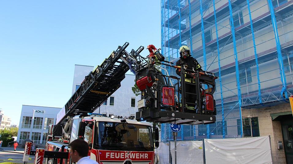 Einsatzkr&auml;fte waren mit Drehleitern im Einsatz.