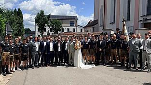 Viele Vereinsmitglieder der SG Dornach/Roßbach, Feuerwehrkollegen und Freunde kamen, um dem Brautpaar zu gratulieren. Viele Vereinsmitglieder der SG Dornach/Roßbach, Feuerwehrkollegen und Freunde kamen, um dem Brautpaar zu gratulieren.