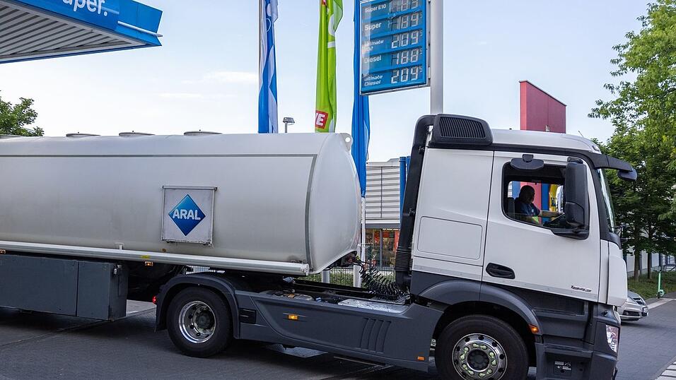 Erst Sprit, der am Donnerstag nach Mitternacht aus Tanklagern oder Raffinerien auf die Reise zur Tankstelle gegangen ist, profitiert von der Steuersenkung. Erst Sprit, der am Donnerstag nach Mitternacht aus Tanklagern oder Raffinerien auf die Reise zur Tankstelle gegangen ist, profitiert von der Steuersenkung.