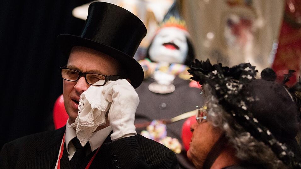 D&uuml;sseldorf: Narren 'trauern' vor dem aufgebahrten Hoppeditz im Stadtmuseum. Mit der Hoppeditz-Beerdigung endet der Stra&szlig;enkarneval.