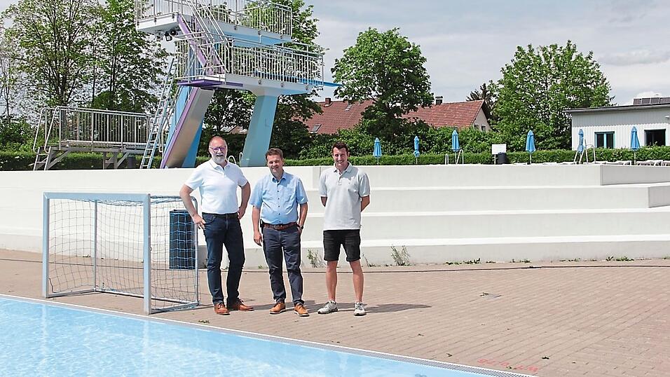 'Alles tipptopp, vor allem ein Plus an Sicherheit', freuen sich (v.l.) Gesch&auml;ftsleiter Markus Vierthaler, amtierender B&uuml;rgermeister Kurt Erndl und Chefbademeister Stefan Schrenk.