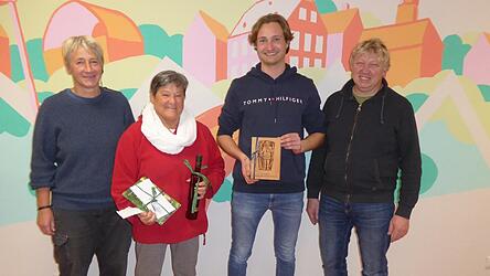 Geschäftsführerin Susanne Deutschländer (links) und Vorsitzender Michael Reith (rechts) bedanken sich bei Wegepatin Hildegard Auburger und Ranger Philipp Feldmeier für ihre Arbeit.