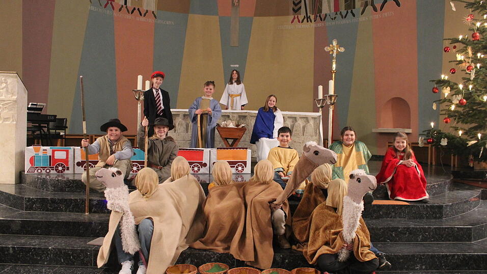 Eine besondere Reise durch die Weihnachtsgeschichte f&uuml;hrten Kinder und Jugendliche bei der Christkindlandacht auf.