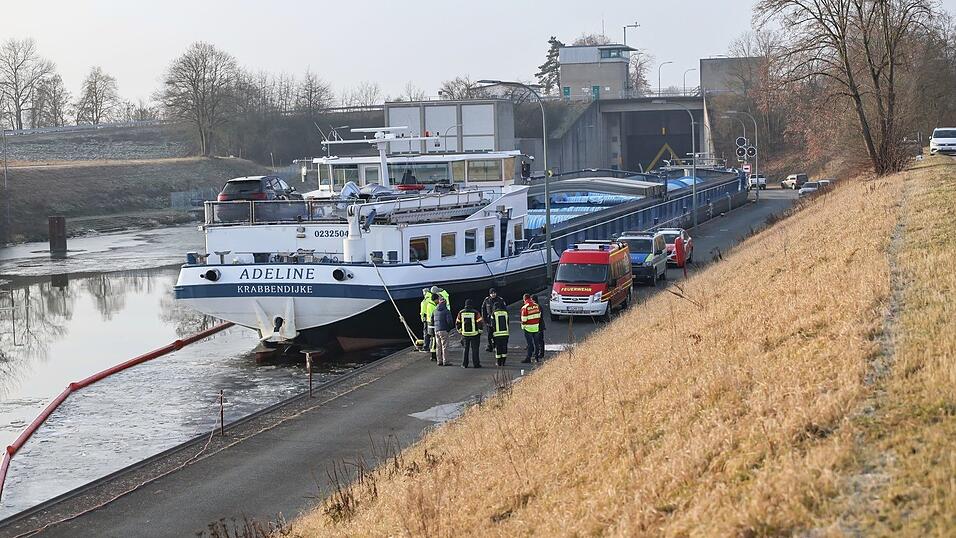 Nach der Havarie eines Güterschiffs auf dem Main-Donau-Kanal im Kreis Forchheim ist der Schiffsverkehr dort vorerst eingestellt. Nach der Havarie eines Güterschiffs auf dem Main-Donau-Kanal im Kreis Forchheim ist der Schiffsverkehr dort vorerst eingestellt.