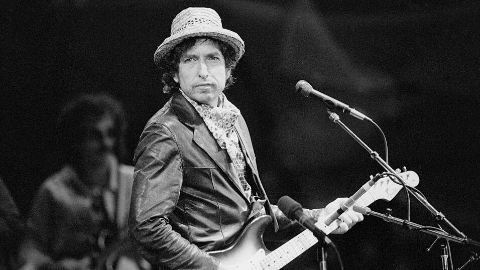 Dieses Foto von 1984 zeigt den Musiker im St. Jakob-Park Stadion auf der B&uuml;hne. (Archivbild)