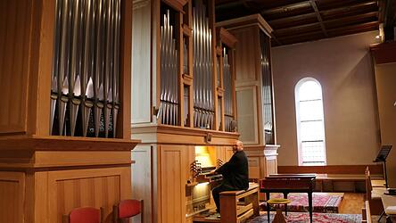 Ulrich Walter Stöger an der Orgel in der Stadtpfarrkirche St. Florian in Bogen. Sein Herz schlägt für barocke Kirchenmusik. „Insgesamt bin ich aber für alles offen.“ Sein Einstandskonzert am 4. Oktober soll etwas Besonderes sein und vor allem den Kirchenbesuchern Freude bereiten. Ulrich Walter Stöger an der Orgel in der Stadtpfarrkirche St. Florian in Bogen. Sein Herz schlägt für barocke Kirchenmusik. „Insgesamt bin ich aber für alles offen.“ Sein Einstandskonzert am 4. Oktober soll etwas Besonderes sein und vor allem den Kirchenbesuchern Freude bereiten.