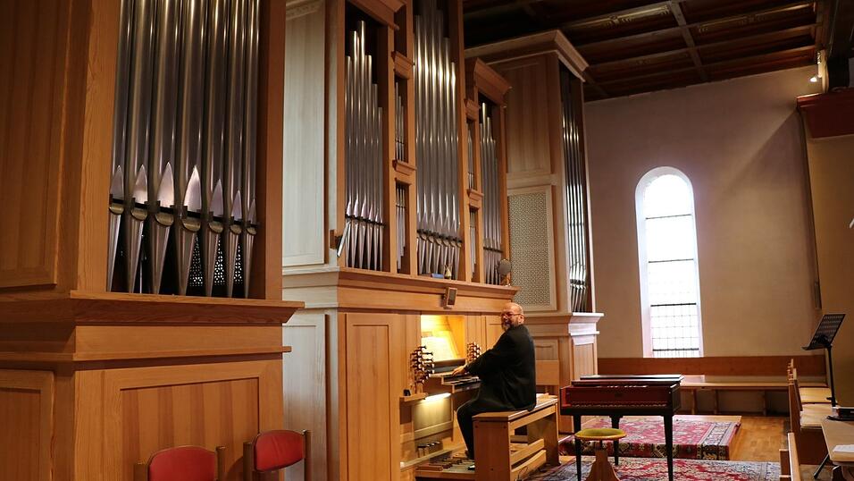 Ulrich Walter Stöger an der Orgel in der Stadtpfarrkirche St. Florian in Bogen. Sein Herz schlägt für barocke Kirchenmusik. „Insgesamt bin ich aber für alles offen.“ Sein Einstandskonzert am 4. Oktober soll etwas Besonderes sein und vor allem den Kirchenbesuchern Freude bereiten. Ulrich Walter Stöger an der Orgel in der Stadtpfarrkirche St. Florian in Bogen. Sein Herz schlägt für barocke Kirchenmusik. „Insgesamt bin ich aber für alles offen.“ Sein Einstandskonzert am 4. Oktober soll etwas Besonderes sein und vor allem den Kirchenbesuchern Freude bereiten.