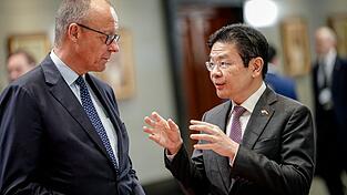 Bundeskanzler Friedrich Merz im Gespräch mit Lawrence Wong, Premierminister der Republik Singapur. Bundeskanzler Friedrich Merz im Gespräch mit Lawrence Wong, Premierminister der Republik Singapur.