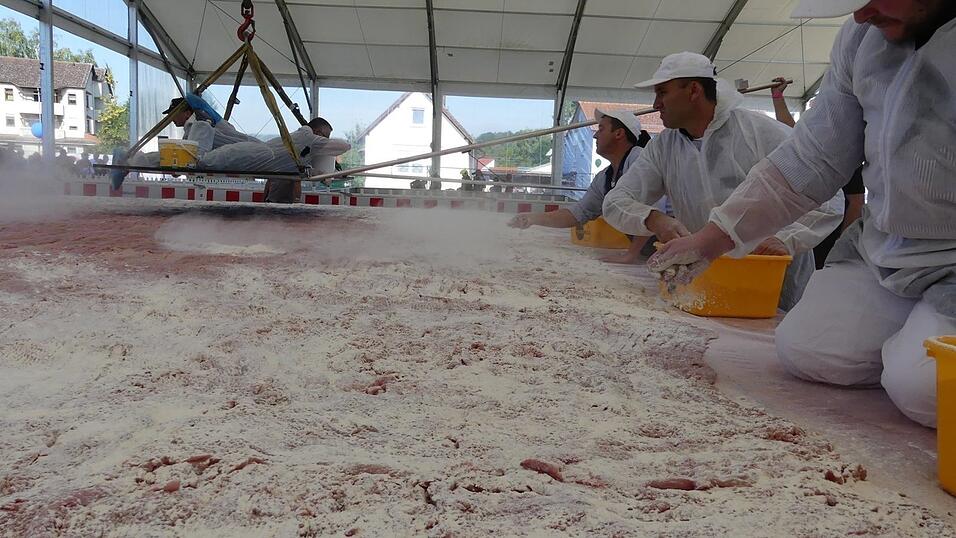 Hunderte freiwillige Helfer haben angepackt und zusammen mit den beiden Initiatoren Werner Biersack und Rudi Dietl das XXL-Schnitzel vorbereitet und gebraten. Das Spektakel vor einem Jahr lockte Tausende Besucher nach Mengkofen.