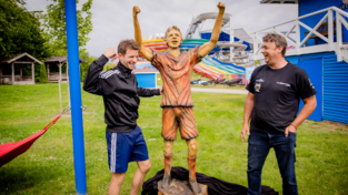 Fußballprofi Thomas Müller (links) freut sich über die Holzskulptur, die Sven Wastian in Handarbeit geschaffen hat.