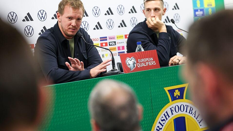 Bundestrainer Julian Nagelsmann (l) und Verteidiger Nico Schlotterbeck bei der Pressekonferenz vor dem Nordirland-Spiel.