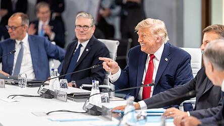 Auf dem Gipfeltreffen der G7 im franz&ouml;sischen &Eacute;vian haben es die Staats- und Regierungschefs geschafft, US-Pr&auml;sident Donald Trump (3.v.i.) bei Laune zu halten.