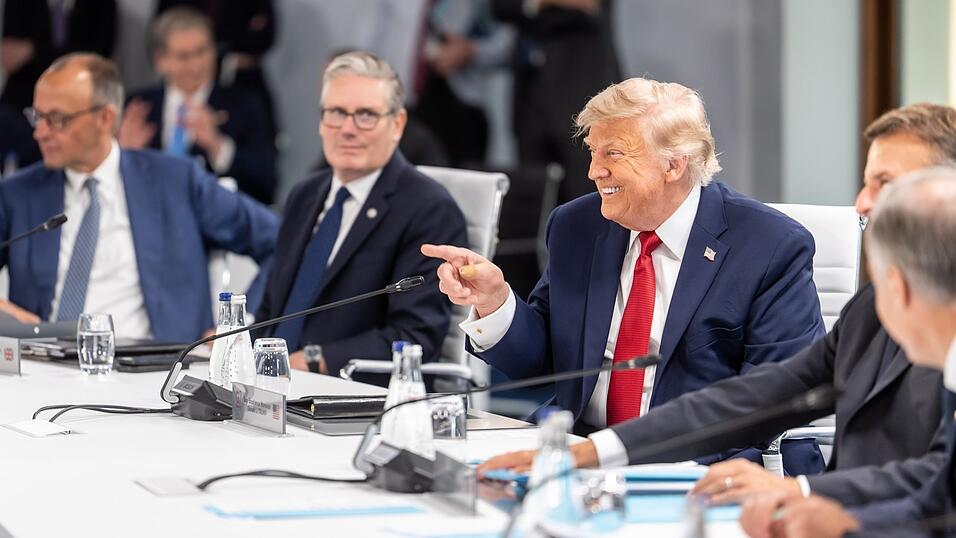 Auf dem Gipfeltreffen der G7 im französischen Évian haben es die Staats- und Regierungschefs geschafft, US-Präsident Donald Trump (3.v.i.) bei Laune zu halten. Auf dem Gipfeltreffen der G7 im französischen Évian haben es die Staats- und Regierungschefs geschafft, US-Präsident Donald Trump (3.v.i.) bei Laune zu halten.