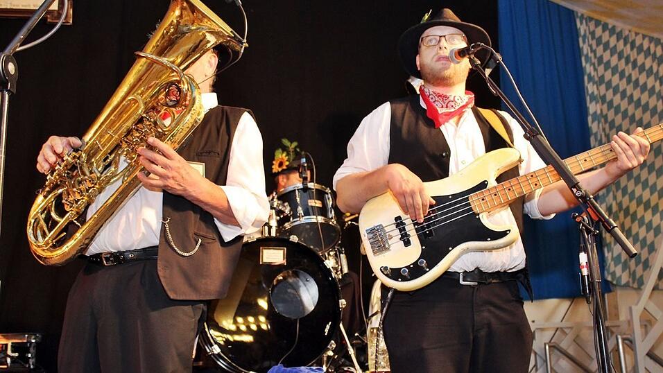 Auch am Freitag war super Stimmung am Ergoldinger Volksfest. Auch am Freitag war super Stimmung am Ergoldinger Volksfest.