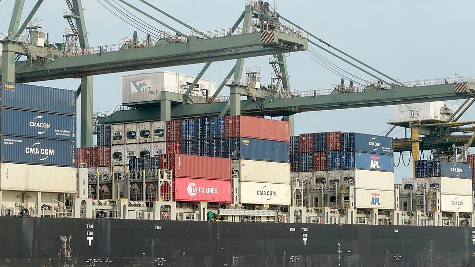 Container werden in Vietnam auf ein Schiff verladen. (Archivbild)