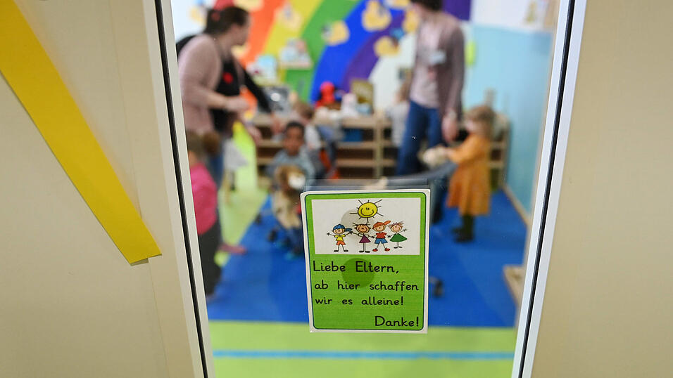 Wenige Kinder mit zwei Erzieherinnen, dieses Verhältnis ist dem Marktrat von Au auf Dauer zu teuer. Deswegen schließt die Krippe jetzt schon eine Stunde früher im 15 Uhr. Wenige Kinder mit zwei Erzieherinnen, dieses Verhältnis ist dem Marktrat von Au auf Dauer zu teuer. Deswegen schließt die Krippe jetzt schon eine Stunde früher im 15 Uhr.