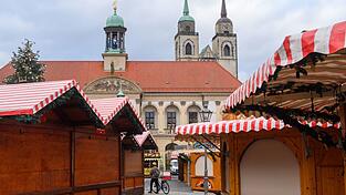 Schon seit Ende Oktober stehen die ersten Weihnachtsbuden in Magdeburg.