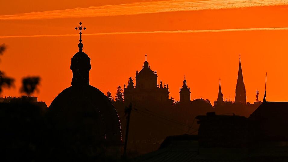 Lwiw ist nur etwa 50 Kilometer Luftlinie von der polnischen Grenze entfernt. Lwiw ist nur etwa 50 Kilometer Luftlinie von der polnischen Grenze entfernt.
