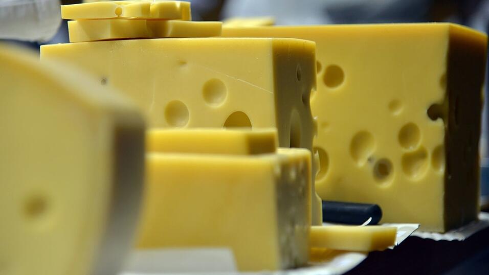 Emmentaler-Käse aus Bayreuth sollte nach Frankreich geliefert werden. (Symbolbild) Emmentaler-Käse aus Bayreuth sollte nach Frankreich geliefert werden. (Symbolbild)