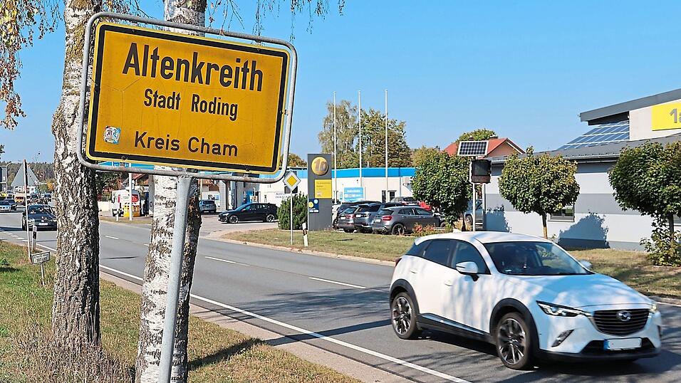 Beim Zeitplan für die B 85-Ortsumgehung Altenkreith mit Verlegung der B 16 fahren die Planer des Staatlichen Bauamts auf Sicht: Nächster Meilenstein im Planungsprozess wäre die Genehmigung des Vorentwurfs durch das Bundesverkehrsministerium. Mit einer Entscheidung wird in der ersten Jahreshälfte 2027 gerechnet. Beim Zeitplan für die B 85-Ortsumgehung Altenkreith mit Verlegung der B 16 fahren die Planer des Staatlichen Bauamts auf Sicht: Nächster Meilenstein im Planungsprozess wäre die Genehmigung des Vorentwurfs durch das Bundesverkehrsministerium. Mit einer Entscheidung wird in der ersten Jahreshälfte 2027 gerechnet.