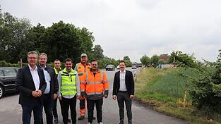 Bürgermeister Hans Schmalhofer, Stadtwerkeleiter Stefan Kopp (v. l.), Mitarbeiter des technischen Stadtbauamts, Florian Loibl und Tobias Jakob vom Ingenieurbüro Weiss sowie Geschäftsleiter Sandro Pfeiffer (r.) dort, wo der Radwegbau nun beginnt.